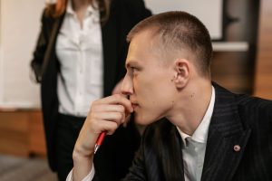 Чи відчуває людина коли про неї думають: що каже наука
