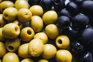 Маслини і оливки різниця: що треба знати