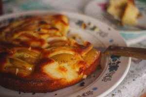Рецепт шарлотки з яблуками в духовці на пишному тісті